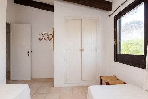 En los exteriores, destaca una piscina privada de cloro de 7 metros de largo y 3 metros de ancho, rodeada por un bonito jardín. El espacio exterior también cuenta con un porche equipado con una mesa y sillas donde poder degustar una deliciosa barbaco...