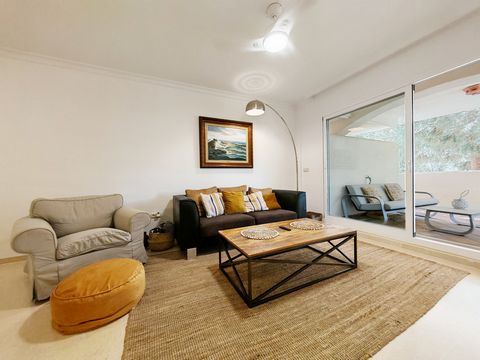 Apartamento en alquiler en Elviria, Marbella con 2 dormitorios, 2 baños, 1 baño en suite y con orientación sur/oeste, con piscina comunitaria, garaje comunitario (1 plazas) y jardín comunitario. Respecto a las dimensiones, la propiedad presenta 123 m...