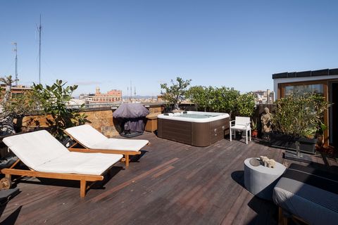 Do you want to touch the sky of Valencia? Find exclusivity in this unique, strategically located penthouse, where you can see the most emblematic monuments of Valencia. Located at the top of the building, where you will find privacy and comfort, with...