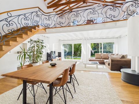 Ideally located on the outskirts of Bayonne, just 30 minutes from Biarritz, this superb single-story Basque house will charm you with its peaceful setting, its immediate proximity to the town center, the train station, and the cycle paths along the N...