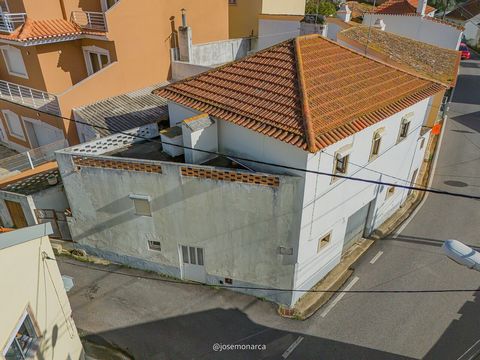 Cond_ - NG_ALX - NG_prop A MAIS VALIA DO IMÓVEL: Moradia T2 antiga em aldeia típica do concelho de Mafra, a 13 km da Ericeira, ideal para investimento. DESCRIÇÃO DO IMÓVEL: Piso 0 Adega com lagar Arrumos Piso 1 Corredor Cozinha Sala Dois quartos Wc s...