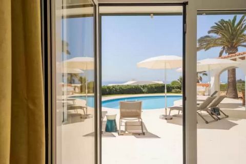 La impresionante villa ofrece una experiencia visualmente cautivadora con vistas al mar desde su exterior. Los huéspedes pueden deleitarse con una piscina de 10 metros de largo por 4 metros de ancho, de cloro y una profundidad variable que alcanza ha...