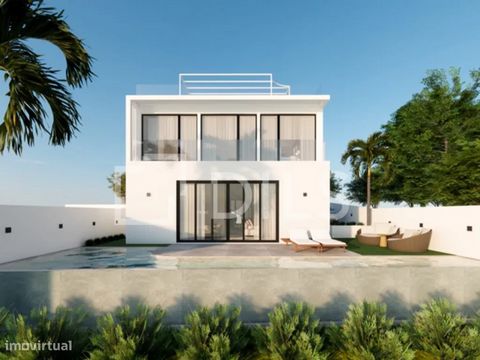 Moradia T3 de 245m2 com piscina, em construção, em Tavira, Algarve. Esta moradia com vista para o Rio Gilão desde a zona da piscina e do terraço de topo, localiza-se em urbanização tranquila, a 5 minutos do centro da cidade. No piso 0, encontra-se a ...