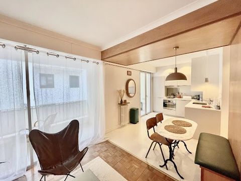 Ideally located close to the beach and shops, come and discover this fully renovated apartment with quality materials offering a great quality of life. You will be charmed by its refined decoration and pedestrian lifestyle. For extra comfort, it is s...