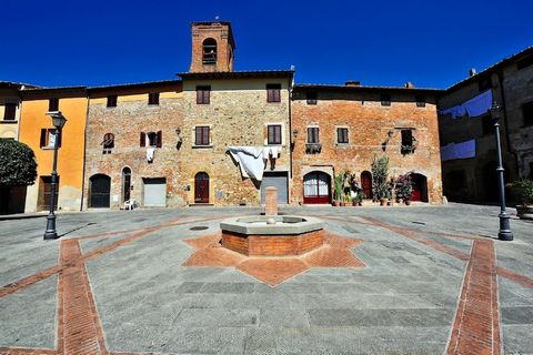 Questa affascinante residenza nella rinomata regione turistica della Toscana è dotata di una terrazza privata e dell'accesso alle piscine in comune. È molto adatto per vacanze con la famiglia e gli amici.La casa vacanze si trova a 2,5 km dal centro d...