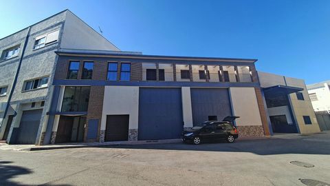 Se vende nave / local de 110m² más patio trasero, ubicada en una zona estratégica de Alhaurín El Grande, a poca distancia a pie del centro del pueblo y con excelente conexión a las principales vías de acceso. El espacio es completamente diáfano y cue...