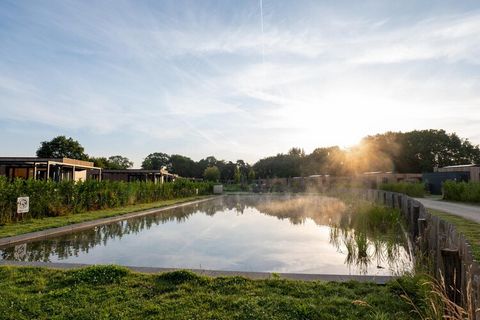 Waterlodge 6 Deluxe met sauna en hottub Gelegen op een zeer ruime kavel met een royaal terras aan het water, is de Waterlodge geschikt voor maximaal zes personen. De vakantievilla beschikt over een ruime woonkamer met keuken en is uitgerust met maar ...