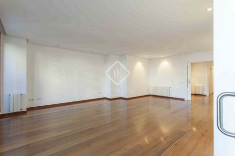 This spacious and bright apartment is located in the centre of Valencia, on Calle Colón, the main shopping avenue in the city. The apartment is presented renovated, in excellent condition, with a layout that clearly differentiates the day area and th...