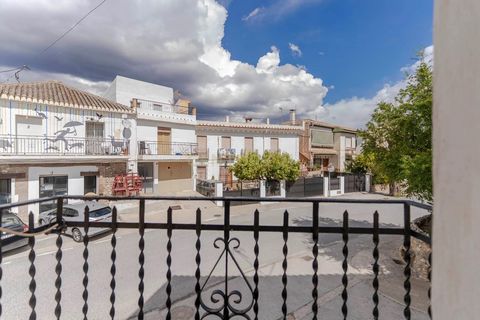 Descubre esta amplia casa adosada en el corazón de Andalucía, Granada, ideal para aquellos que buscan un proyecto de recuperación. Con un precio atractivo de 89,500, esta propiedad de 238m² ofrece un sinfín de posibilidades para crear el hogar de tus...
