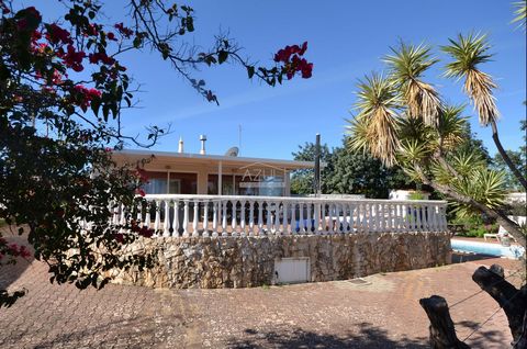Situada numa zona rural que também é residencial no final de um beco sem saída. A localização oferece uma combinação perfeita de tranquilidade e privacidade, com algumas casas vizinhas que não comprometem a serenidade e privacidade. O acesso é facili...