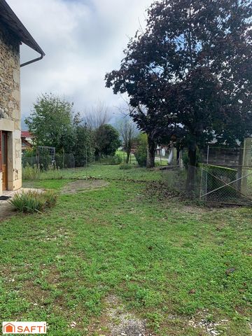 A vendre très belle maison de village en pierrres à rénover avec grandes dépendances.