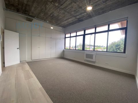 Apresentamos-lhe este espaço, inserido num centro de escritórios com um total de 7 salas. Arrenda-se sala com 28 m² com ar condicionado, ideal para escritório. Localizado em zona central de fácil acesso. O que inclui no valor da renda: - Internet; - ...