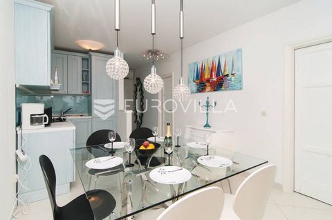 n an excellent location - first row to the sea in Žnjan, on the high ground floor of the building, this comfortable three-room apartment is for rent in the period from October 8, 2025 - to May 15, 2026.The 80 m2 apartment consists of a hallway, bathr...
