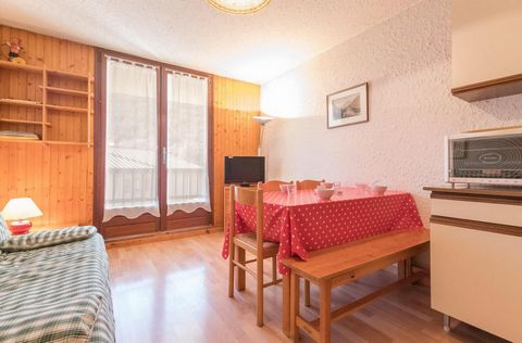 The residence Les Eglantines is located in Briancon, towards Col du Lautaret. It is situated 1000 m from shops, ski lifts and the ski slopes. This building is just 5 minutes drive from the city center and the Prorel gondola. Surface area : about 30 m...