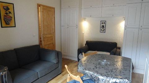 Les Portes de la Vanoise is a large wooden residence made of about 100 apartments on 6 levels with 3 entrances. The residence is equiped with a lift. Shops, tourist office and slopes are to be found about 100 meters away. Free outdoor parking places ...