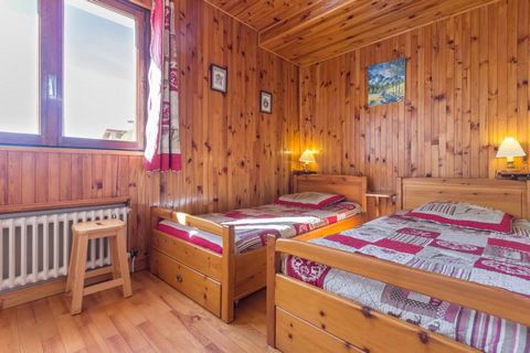 The residence les Chavonnes is situated in La Rosière resort, in Les Papillons district. The slopes, the ski school and ski lifts are located 500 m from the building. You'll access to the resort center and shops 200 m away from the residence. Surface...
