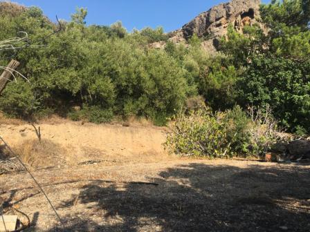 Mavros Kolympos Terrain de 280m2. Il peut construire jusqu'à 160m2 environ. L'eau et l'électricité sont à proximité. Le terrain dispose d'un parking dans la rue et bénéficie d'une vue sur la mer et les montagnes.