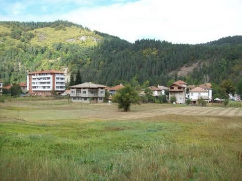 TEL: ... ; 0301 69999/ WIR BIETEN EIN REGULIERTES GRUNDSTÜCK VON 1350 M² ZUM VERKAUF AN. IM SCHÖNEN RHODOPE-DORF SMILYAN. FLACHES GELÄNDE.NEBEN DEM GRUNDSTÜCK STROM, WASSER, ABWASSER. GEEIGNET SOWOHL FÜR EIN EINFAMILIENHAUS ALS AUCH FÜR EIN KLEINES F...