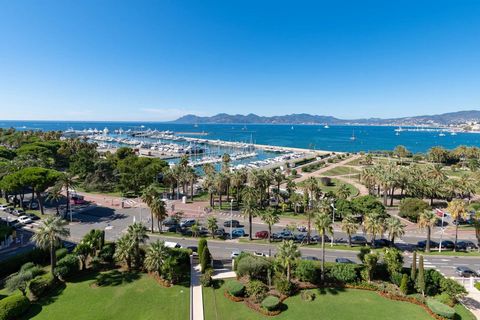 ideally located in one of the most sought-after residences of Cannes on its mythical Croisette, a magnificent penthouse. Rare penthouse with exceptional terrace and breathtaking sea view - Cannes Croisette On mythical Croisette is a magnificent penth...