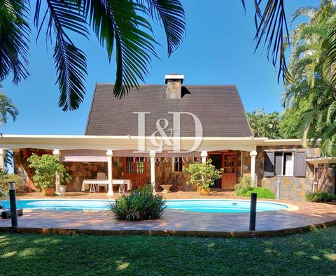 Very rare on the Mauritian market! We are pleased to be able to offer you for sale this exceptional property located on the heights of the South-East coast of Mauritius. The property is composed as follows: the main house of 280m2 composed of 3 bedro...
