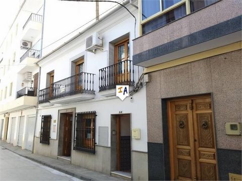 Cet appartement de 4 chambres de 142m2 construit est situé au centre du magnifique village d'Iznájar dans la province de Cordoue, Andalousie, Espagne. La propriété est composée de 2 étages et 2 terrasses et beaucoup d'espace. La propriété est accessi...