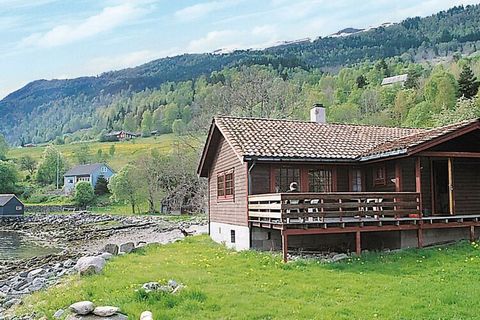 Are you looking for something typical Norwegian? Then this spot is the perfect, only 20 meters from the fjord and with magnificent views. Next to a small country road about 10 km east of Lote, you find the secluded town Hennebygda. In May, you can ex...