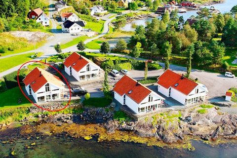 Modern und erstklassig ausgestattetes Feriendomizil! Steht direkt am Wasser, in wunderbarer Umgebung und mit Panoramaaussicht zum Fjord! Liegt bei Foreneset, an der Mündung des Fjordes Økstrafjorden, im Bezirk Ryfylke gelegen. Diese Region bietet lan...
