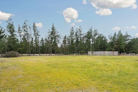 Helles, gut instand gehaltenes Ferienhaus auf einem großen Naturgrundstück in Henne. Innen wohnliche Atmosphäre mit besonders viel Tageslicht durch die große Fensterpartie im Wohnbereich. Die Einrichtung ist hell und freundlich gestaltet. Vom Eingang...