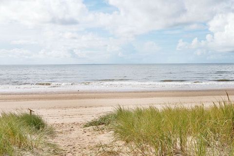 Ferienhaus unmittelbar am Meer, das hier als nächster Nachbar gilt. Den natürlichen Mittelpunkt des Hauses bietet der Küchen-/Wohnbereich, der hell und zweckmäßig ausgestattet ist. Draußen hat man mehrere geschützte Sitzecken entlang der Hauswand zur...