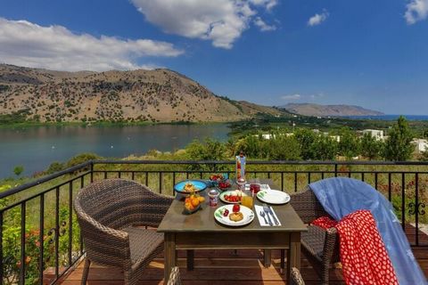 Cozy and comfortable holiday home on the edge of Lake Kournas, just a few kilometers from the popular seaside resort of Georgioupolis. On the beautifully overgrown terrace there is a private jacuzzi, loungers and garden furniture. Here you can relax ...