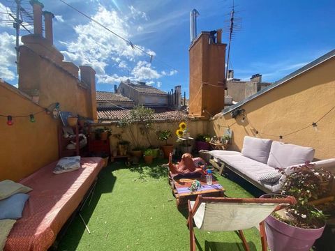 In the heart of Aix en Provence, 2 steps from the Allées Provençales, on the 3rd and last floor, a charming duplex with beams and floor tiles of about 130 m2 and a south facing terrace of about 16 m2, a large living room, a fitted kitchen, 4 bedrooms...