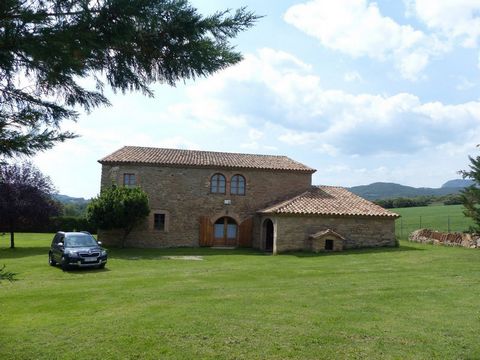 DOMUM EUROPA offers you in the Berga area this large 16th century farmhouse completely rebuilt during five years from 1989 to 1994. Farmhouse in impeccable condition, new roof with thermal insulation, cement and iron floors, original stripped and tre...