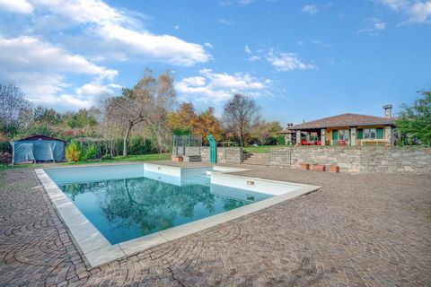 Villa with swimming pool for sale in Gattico-Veruno, surrounded by greenery and unspoilt nature in a quiet area. The prestigious villa is of recent construction, in fact it dates back to the year 2000. It has an internal surface of 360 square metres,...