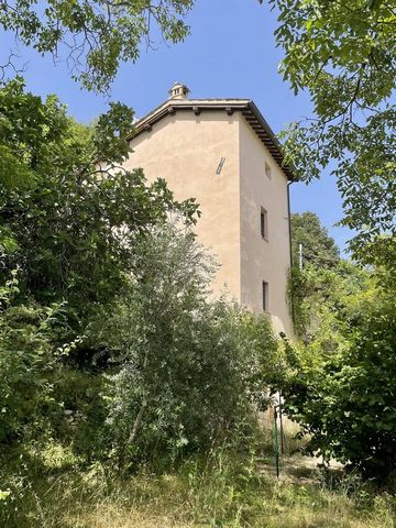 Discover the enchantment of Valnerina, in the locality of Grotti in the municipality of Sant'Anatolia di Narco. Here, surrounded by a breathtaking panoramic view of the valley, we offer you a potion of a house, ready to be transformed according to yo...