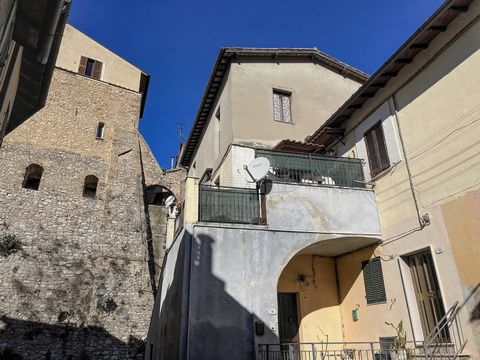 House in the historic center of Papigno, just 10 minutes from Terni! We offer for sale a house on one level, consisting of a bright room, a functional kitchen, two comfortable bedrooms and a bathroom. The house also boasts a small terraced courtyard,...