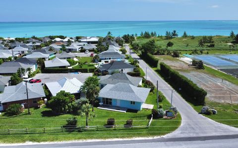 Die Beach Villa 601 hat den Reiz des Bordsteins, die erstklassige Lage, die gemütlichen Annehmlichkeiten der Insel und die Ausstattung, die erforderlich sind, um Sie zu Hause auf Treasure Cay und seinem Weltklasse-Strand willkommen zu heißen. An der ...