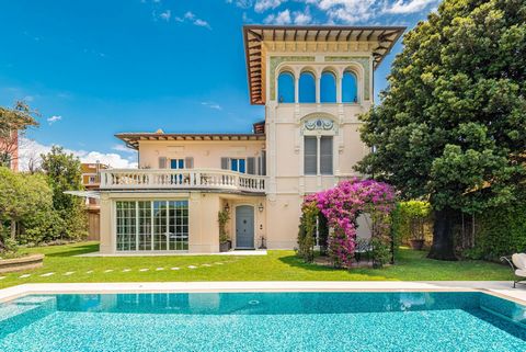 Luxury, comfort and elegance in an extraordinary 500 m2 seafront villa with 1100 m2 garden, swimming pool and outbuilding for sale in Marina di Pietrasanta. This luxury residence, in a unique position just 2 km from Forte dei Marmi, was renovated in ...