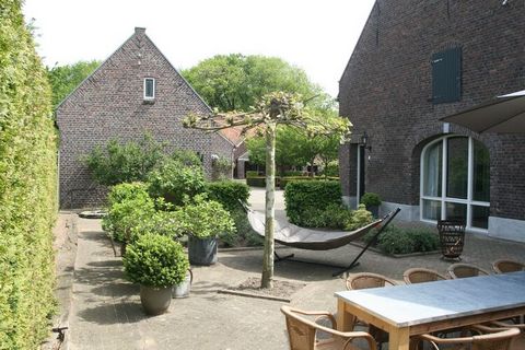 Dieses luxuriöse Ferienhaus ist der perfekte Ort für einen wunderschönen Urlaub in Baarlo in Limburg. Die beeindruckende Limburg, in Kombination mit einer großen Terrasse und vielen Spielmöglichkeiten für die Kinder, machen dieses Haus ideal für eine...