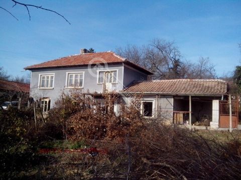 Imoti Tarnovgrad bietet Ihnen ein zweistöckiges Haus im Dorf Agatovo. Das Haus ist nach Süden ausgerichtet. Im ersten Stock befinden sich zwei Räume, die durch ein Portal verbunden sind, eine interne Betontreppe, ein Keller, ein Badezimmer sowie eine...