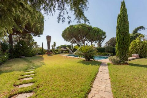 Villa Harmony is an exquisite 6-bedroom, 4-bathroom villa which offers a separate guest house a pool and a beautiful garden. This stunning property offers 528 m² build and is situated on a 2,027 m² plot. Upon entering the villa, you already feel the ...
