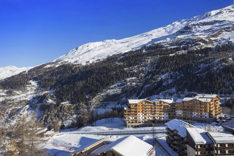 Between the eternal snows of the glacier and the many sporting and cultural events throughout the season, Tignes is a fun and thrilling resort par excellence! In Tignes-Val d'Isère, skiers come from afar to have the honor of skiing in one of the most...