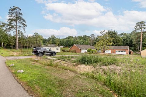 Woodlands is an exciting development opportunity sitting on a 1.5 acre plot, boasting a prestigious position on the Main Island, the most sought after location on the world renowned Wentworth Golf Estate. The plot is ideally situated for the splendid...