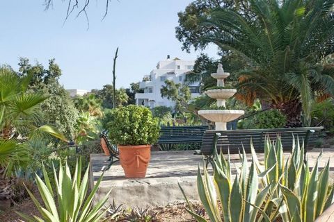 This pleasant residence has a beautiful location on the popular Costa del Sol and has a nice garden with a furniture where you can relax. There is a shared pool for enjoying relaxing dips as well. This home is ideal for a vacation with family. Marbel...