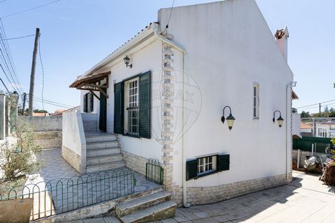 2 bedroom villa in Quinta da Regateira In a very familiar and quiet area 10 minutes from the beaches, ponte 25 de Abril and about 18 minutes from Lisbon. Single storey house consisting of 2 bedrooms, living room, kitchen and bathroom, with on the -1 ...