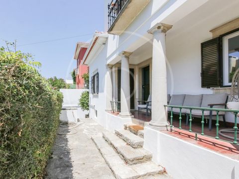 This charming villa from the early 20th century, located in the heart of Estoril, retains its classic architecture although it has recently benefited from modernisation works. These works aimed at the total replacement of the electricity and water sy...