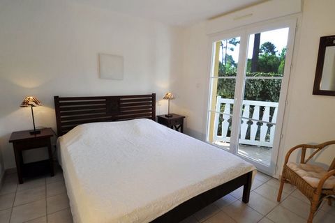 This beautiful and detached villa for 6 persons is located in a green and natural environment in the residence Atlantic Green. It is 3,5 km from the centre of Lacanau-Océan and only 3,5 km from the (sand) beach. The villa is luxuriously furnished and...