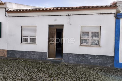 Identificação do imóvel: ZMPT566040 Excellent villa located in the heart of the picturesque village of Vila Alva, this property offers a welcoming and spacious environment for the whole family. Comprising three bedrooms, two large living rooms, two k...