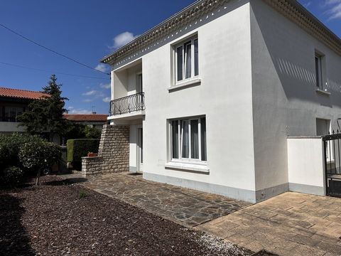 EXCLUSIVE Close to the City of Carcassonne, discover this traditional house of 122m2 of living space on two levels including On the ground floor: Entrance hall, living room with fireplace, independent fitted kitchen, laundry room, WC and access to th...