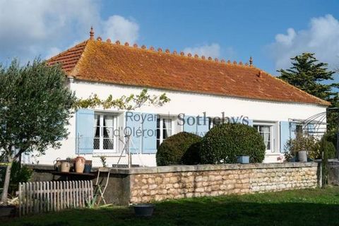 Royan Ile d'Oléron Sotheby's International Realty exclusively offers you this charming house facing the sun and opening onto the countryside as far as the eye can see. Just 10 minutes walk from the central market of Saint Pierre d'Oléron and 15 minut...