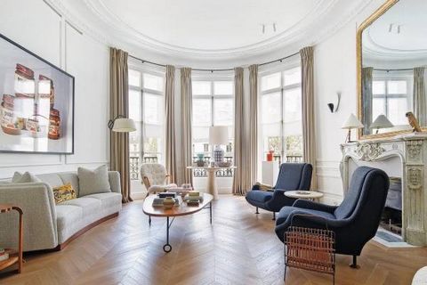 Sole agent. On the 3rd (U.S. 4th) floor of a fine, 19th-century building with elevator, a magnificent, 138 sq.m. (1,485 sq.ft.), stylish apartment, renovated by a famed architect, with an open view, featuring entry, round living room, dining room, 2 ...